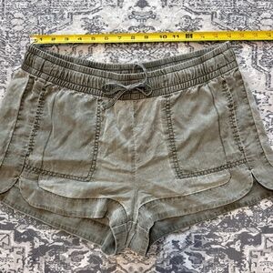 EXPRESS Elastic Waist Pull On Shortie Shorts Women’s Size M, Silver Grey 90s Y2K